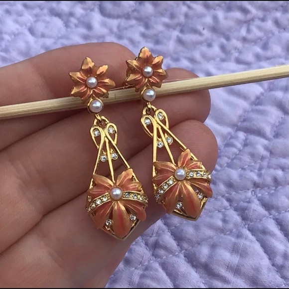 Joan Rivers Vintage coral enamel flower clip earrings - Picture 3 of 5